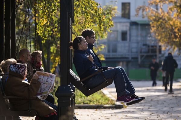 Отдыхающие на территории Новодевичьего монастыря в Москве