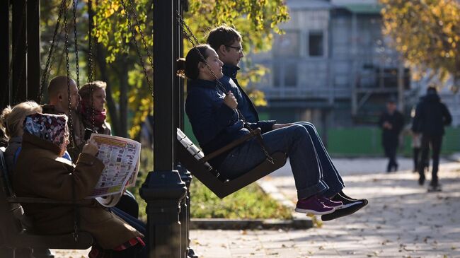 Отдыхающие на территории Новодевичьего монастыря в Москве