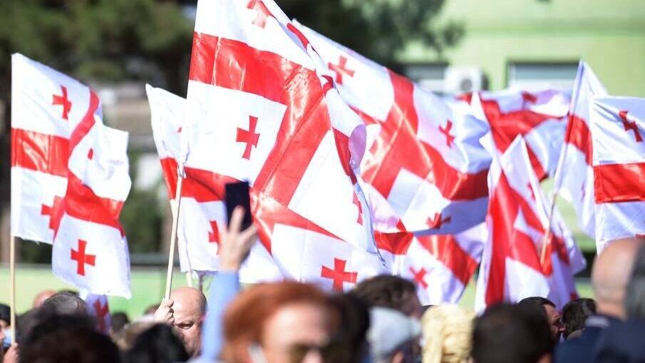 Участники митинга за освобождение арестованного бывшего президента Грузии Михаила Саакашвили у здания тюрьмы в Рустави - РИА Новости, 1920, 27.10.2021