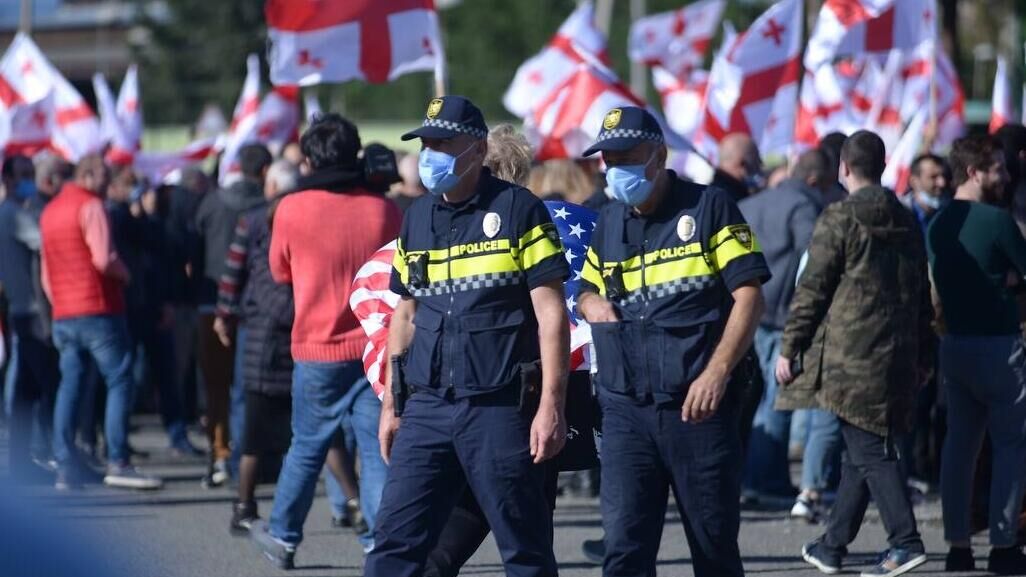 Сотрудники полиции во время митинга за освобождение арестованного бывшего президента Грузии Михаила Саакашвили у здания тюрьмы в Рустави - РИА Новости, 1920, 04.10.2021