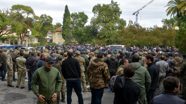 Участники во время акции протеста с требованием отставки главы МВД Абхазии Дмитрия Дбара в Сухуме