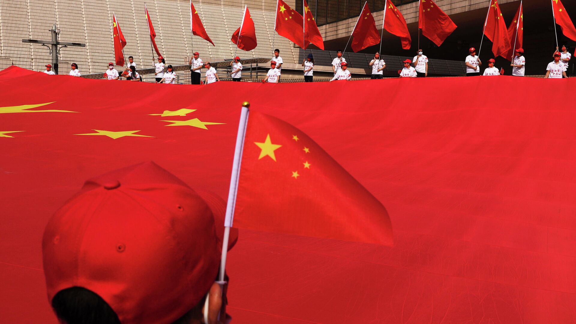 Китайский национальный флаг во время церемонии празднования 72-го Национального дня Китая - РИА Новости, 1920, 23.11.2021