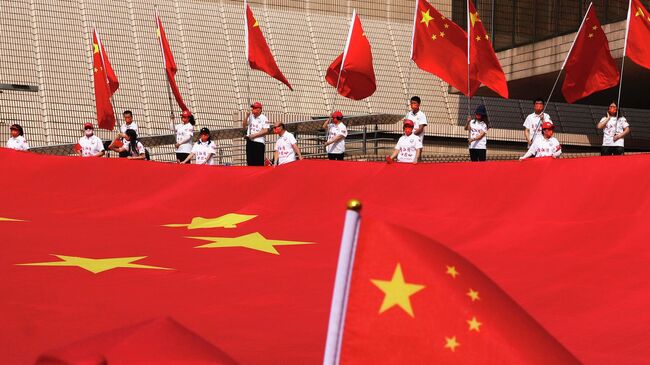 Китайский национальный флаг во время церемонии празднования 72-го Национального дня Китая