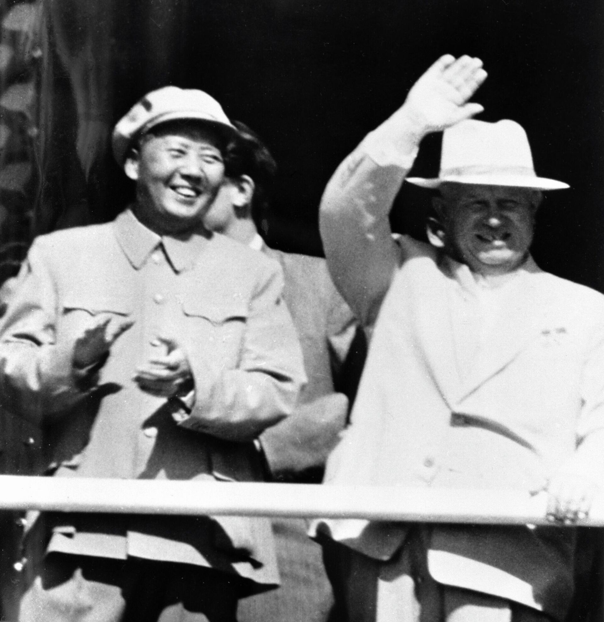 Мао Цзэ Дун (слева) и Н.С. Хрущев (справа) на праздновании 10-летия КНР - РИА Новости, 1920, 04.10.2021