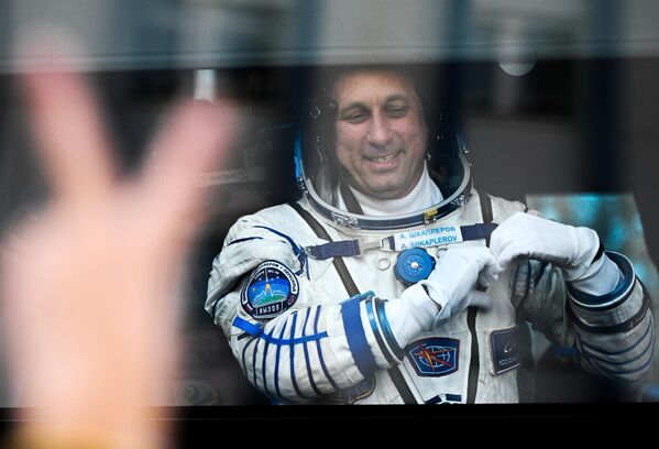 Член основного экипажа 66-й экспедиции на Международную космическую станцию космонавт Антон Шкаплеров перед стартом космического корабля Союз МС-19 на космодроме Байконур