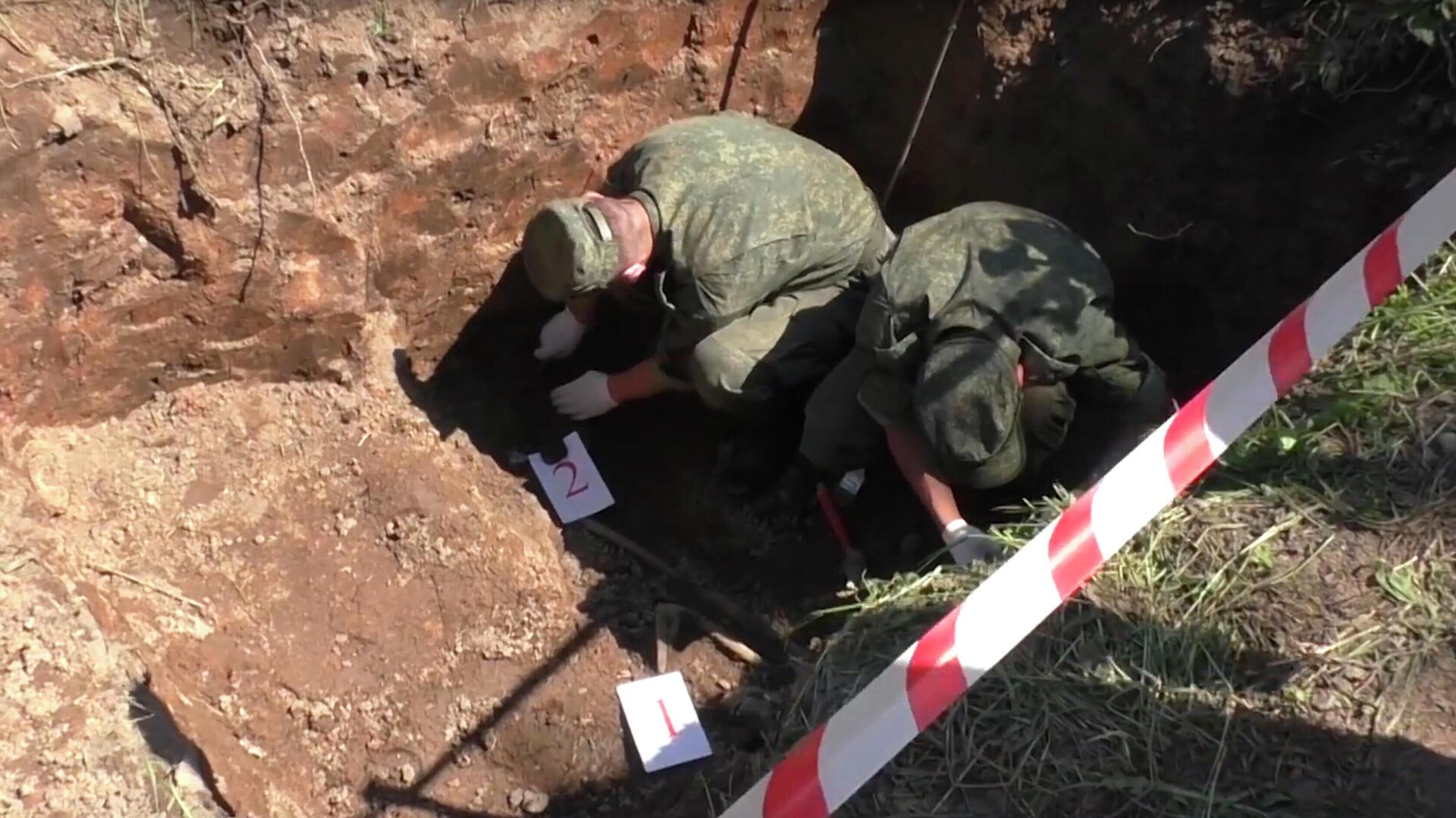 Сотрудники Следственного комитета на месте раскопок  - РИА Новости, 1920, 07.08.2023