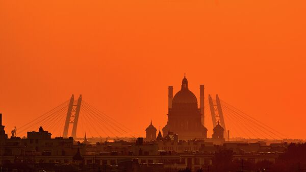 Вид на Исаакиевский собор и вантовый мост в Санкт-Петербурге