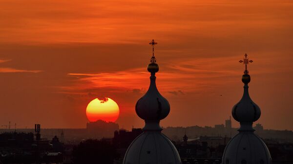 Детали ансамбля Смольного собора на закате в Санкт-Петербурге