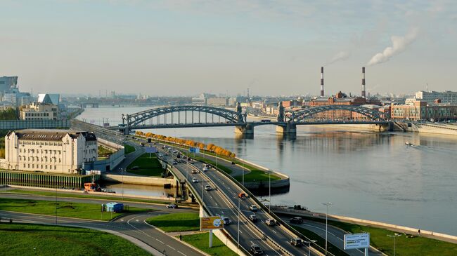 Вид на Охтинский мыс, Малоохтинскую набережную и Большеохтинский мост в Санкт-Петербурге