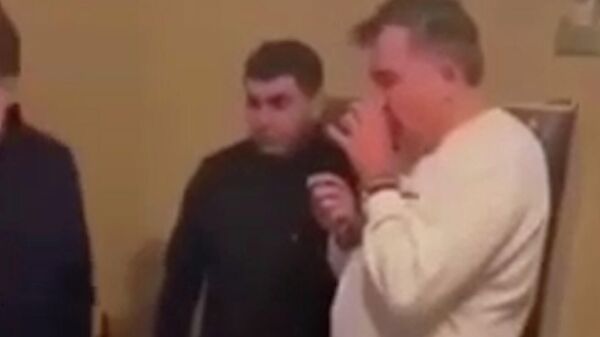 Саакашвили во время ареста в наручниках отпил из стакана 
