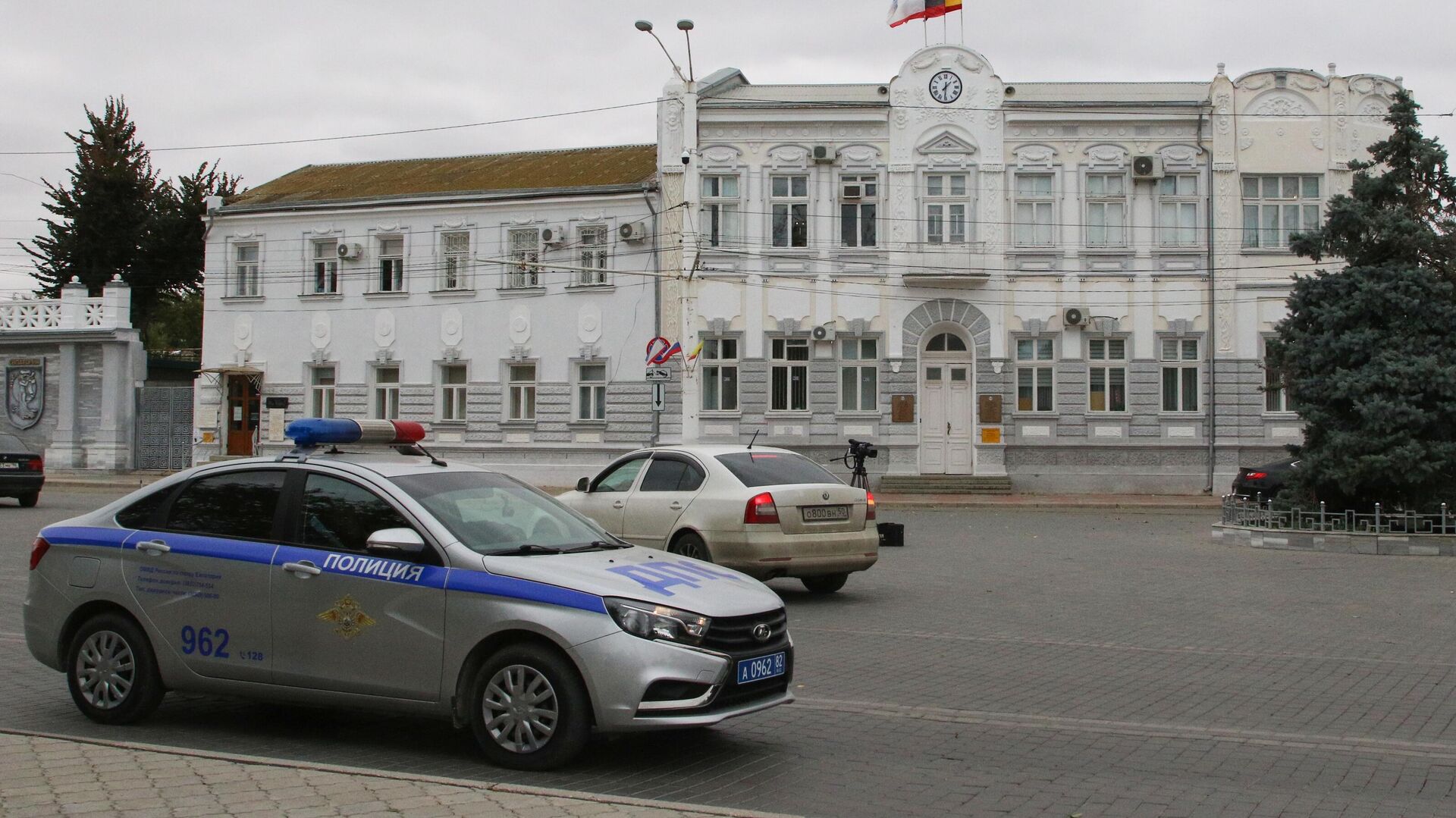 Автомобиль полиции у здания администрации Евпатории - РИА Новости, 1920, 16.05.2022