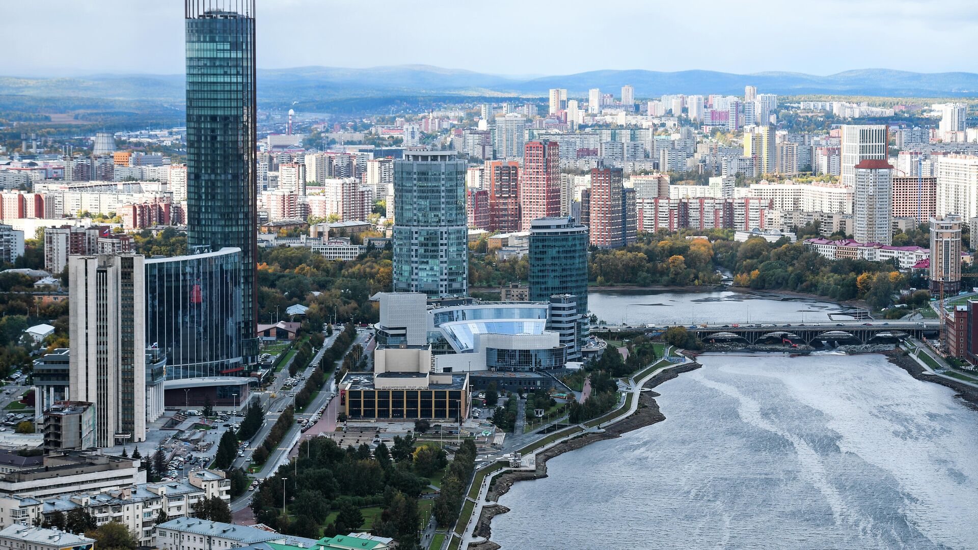 Вид на Екатеринбург со смотровой площадки небоскрёба Высоцкий, Екатеринбург. Октябрь 2020 года - РИА Новости, 1920, 11.10.2021