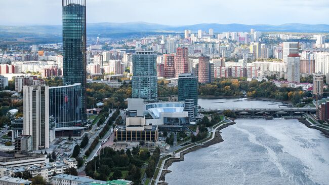 Вид на Екатеринбург со смотровой площадки небоскрёба Высоцкий, Екатеринбург. Октябрь 2020 года