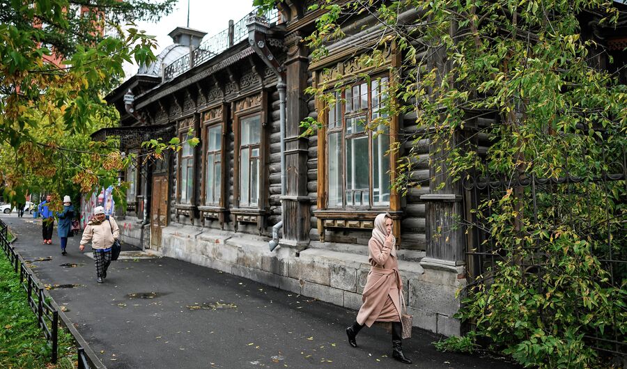 Усадьба Елизарьева, памятник деревянного зодчества в Екатеринбурге. Октябрь 2020 года