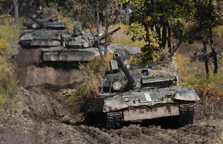 Танки Т-80 во время учений Тихоокеанского флота на полигоне Клерк в Приморском крае