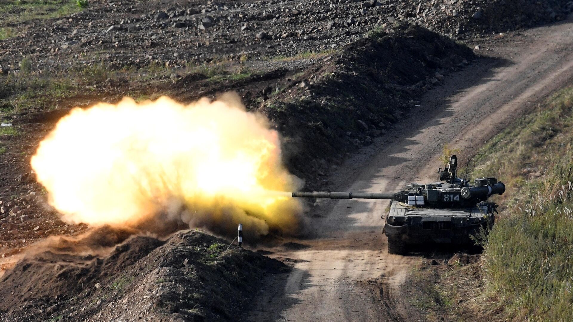 Танк Т-80 во время учений Тихоокеанского флота на полигоне Клерк в Приморском крае - РИА Новости, 1920, 06.10.2021