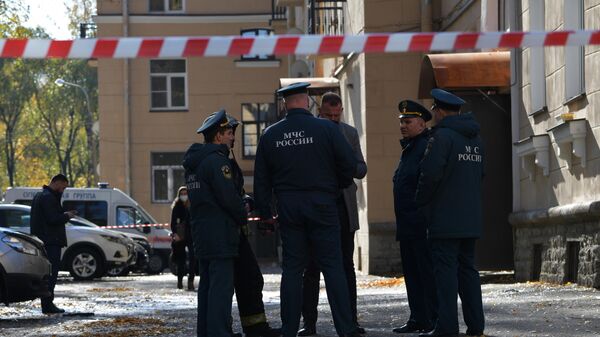 Сотрудники МЧС РФ у жилого дома на Рябовском шоссе в Санкт-Петербурге, где произошел взрыв бытового газа