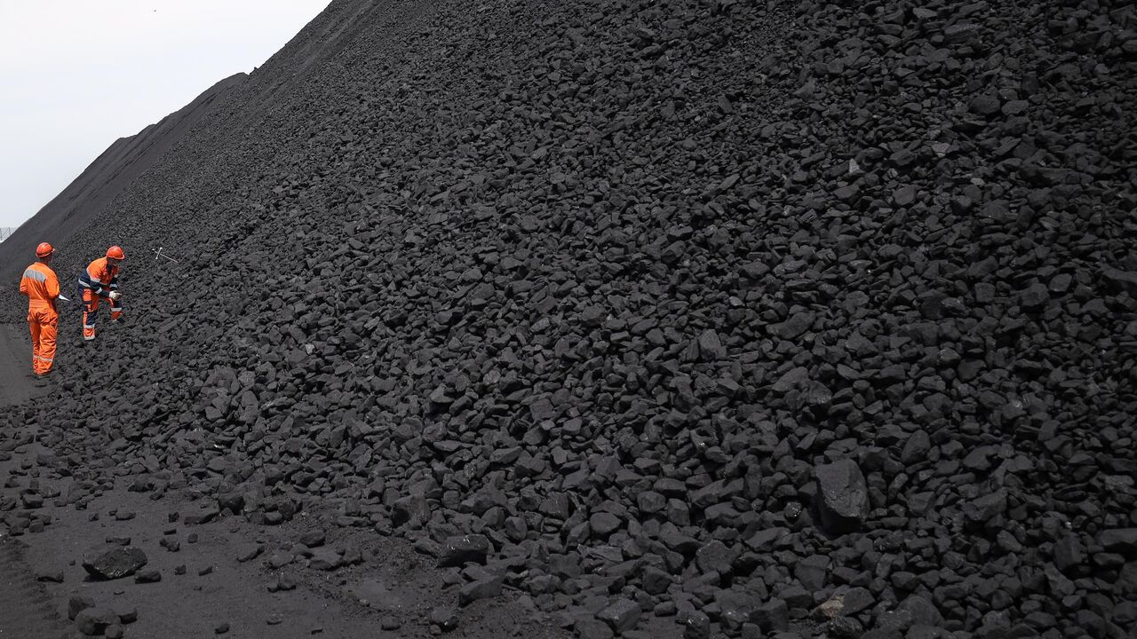 Россия остановила транзит угля из Казахстана на Украину, заявили в Киеве