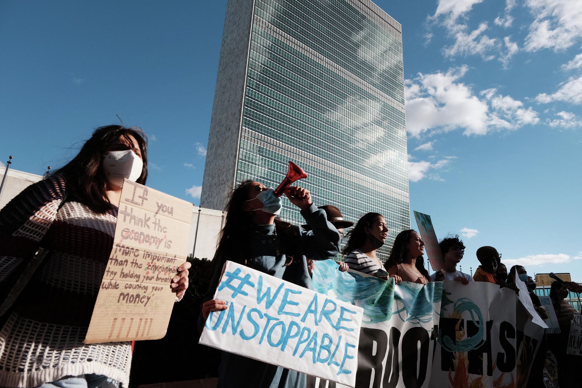 Группа студентов принимает участие в акции протеста в поддержку климата и против ископаемого топлива и других факторов глобального потепления перед зданием ООН - РИА Новости, 1920, 06.10.2021