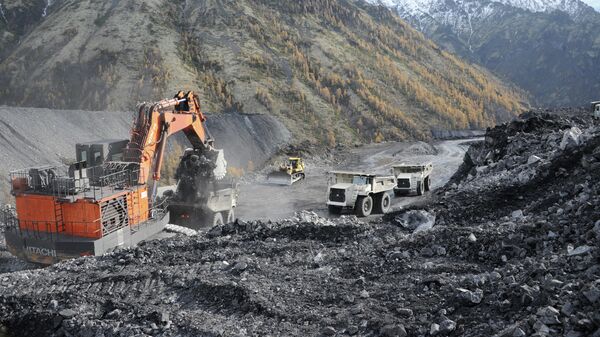 Погрузка угля в карьерные самосвалы на Апсатском угольном месторождении в Каларском районе Забайкальского края.