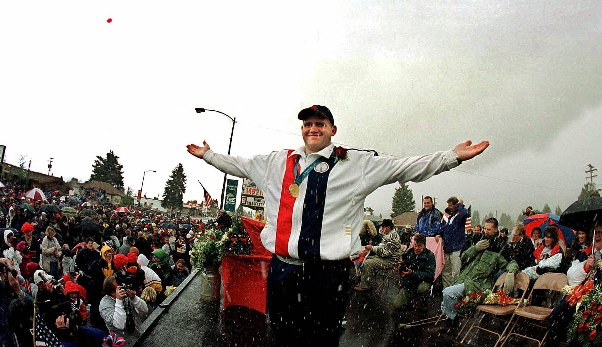 Американский борец Рулон Гарднер на торжественном параде в честь победы на Олимпийских играх 2000 года в Сиднее. - РИА Новости, 1920, 06.10.2021