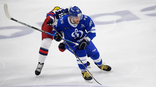 Хоккеист московского Динамо Андрей Сергеев в матче КХЛ