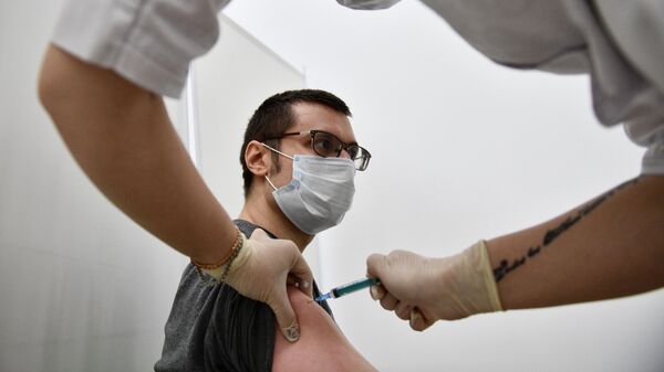 Мужчина во время вакцинации от COVID-19