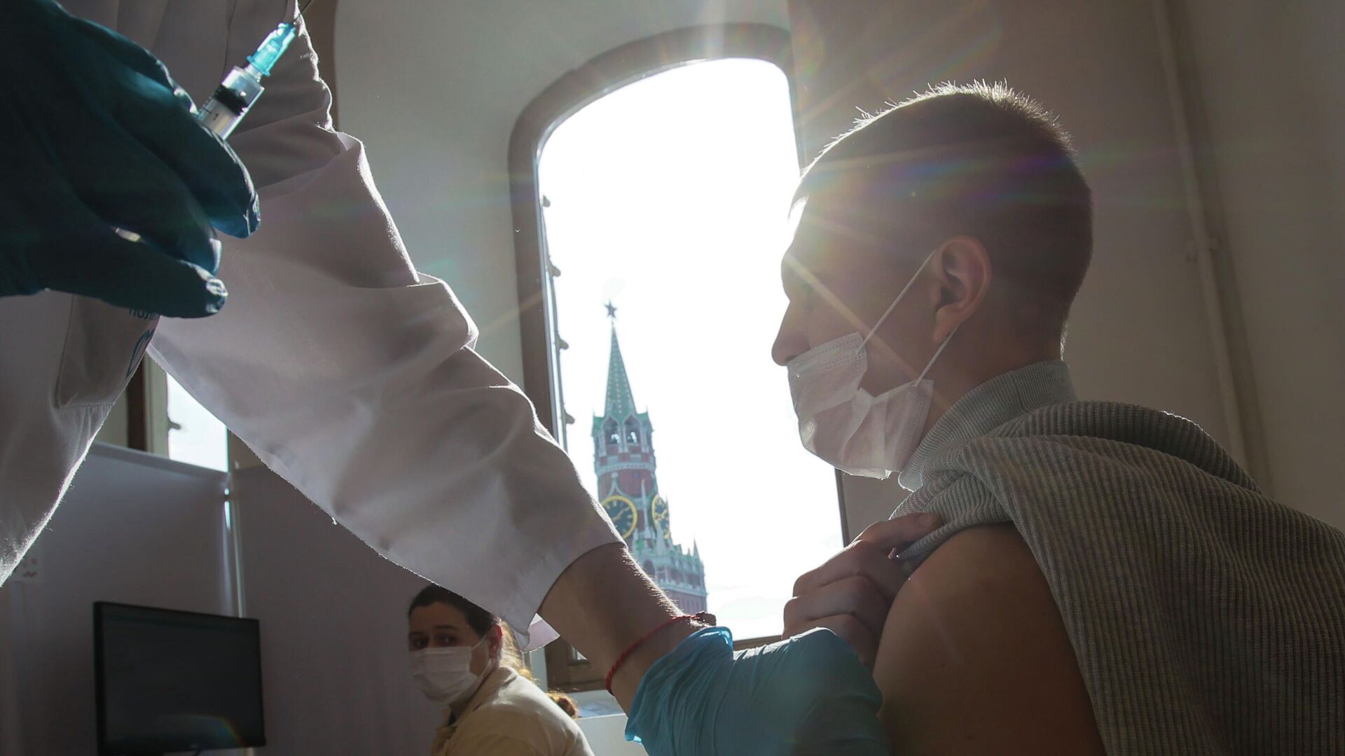 Мужчина делает прививку в пункте вакцинации от COVID-19 в ГУМе в Москве - РИА Новости, 1920, 07.10.2021