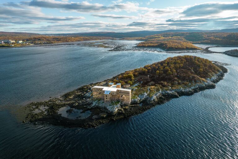 Временная мастерская, где проводится реставрация гидросамолета Бе-6 ПЛО, на острове Большой Грязный в Кольском заливе Мурманской области