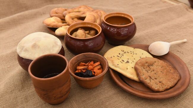 На столе сбитень, тавранчук, валяница, пареная репа, кундюмы, калачи, ботаньец, пряженик