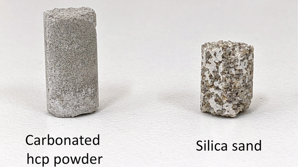  Два образца бетона из карбоната кальция: слева - с использованием затвердевшего цементного порошка, справа - с кварцевым песком. Оба варианта получены из строительных отходов