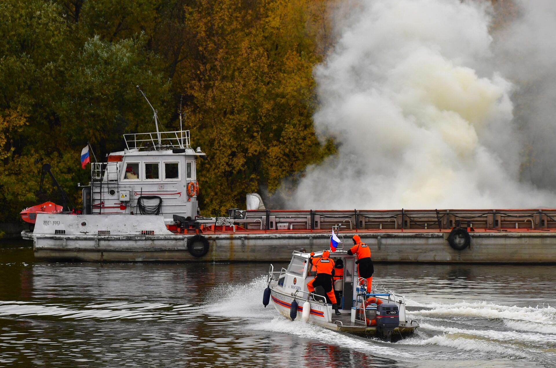 В воде горит: как прошли уникальные учения пожарных на Москве-реке - РИА  Новости, 08.10.2021