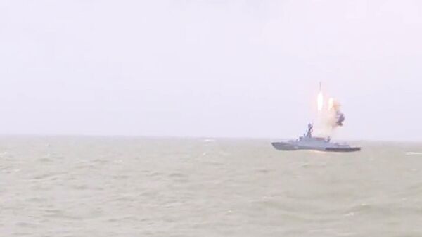 Пуск крылатых ракет Калибр на учениях в Каспийском море