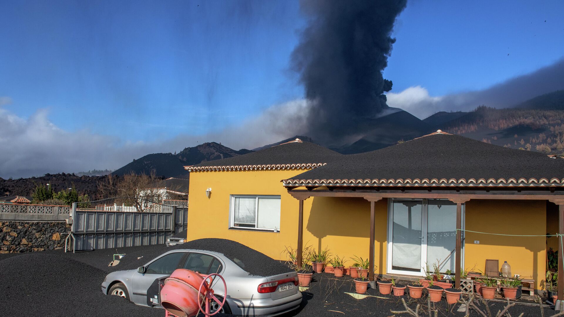Дом, покрытый пеплом от извержения вулкана на Канарских островах  - РИА Новости, 1920, 10.10.2021