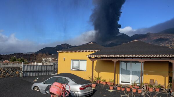 Дом, покрытый пеплом от извержения вулкана на Канарских островах 