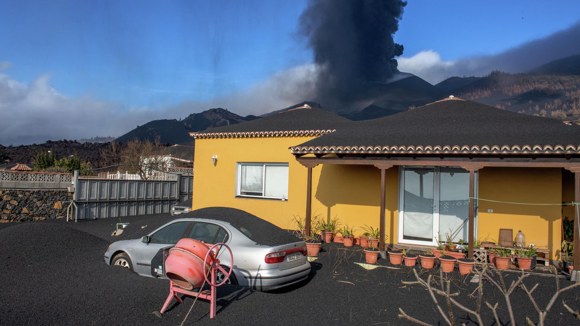 Дом, покрытый пеплом от извержения вулкана на Канарских островах  - РИА Новости, 1920, 10.10.2021