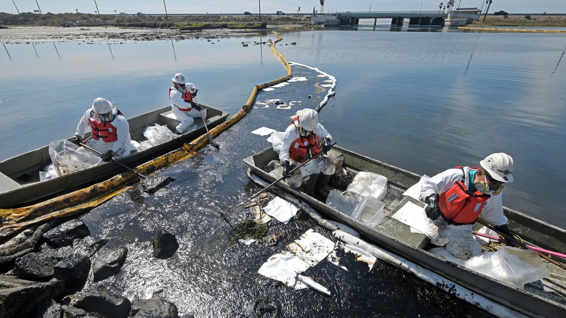 Рабочие устраняют последствия разлива нефти у побережья Калифорнии после прорыва трубопровода на морской нефтяной платформе  - РИА Новости, 1920, 09.12.2021