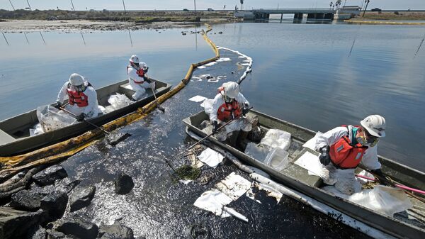 Рабочие устраняют последствия разлива нефти у побережья Калифорнии после прорыва трубопровода на морской нефтяной платформе 