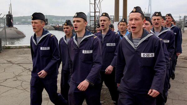 Экипаж дизельной подводной лодки Усть-Камчатск Тихоокеанского флота направляется в столовую