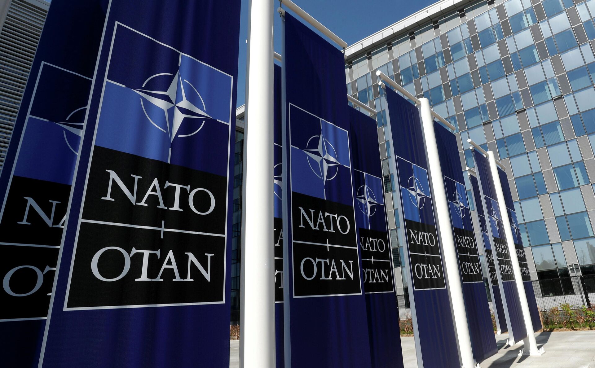 Баннеры с логотипом НАТО у здания штаб-квартиры организации в Брюсселе - РИА Новости, 1920, 20.12.2021