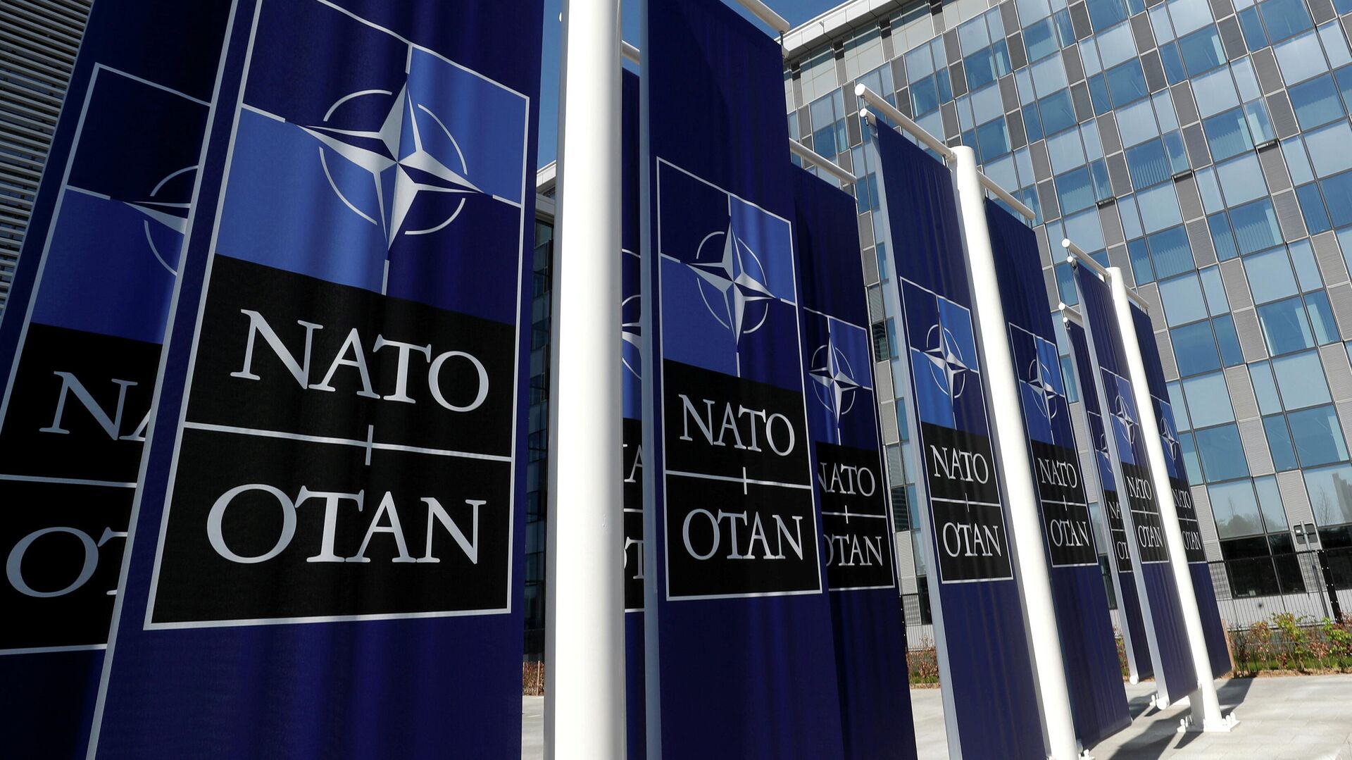 Баннеры с логотипом НАТО у здания штаб-квартиры организации в Брюсселе - РИА Новости, 1920, 18.10.2021