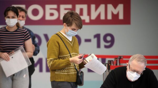 Люди в пункте вакцинации от COVID-19 в ГУМе в Москве