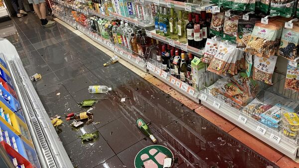Повреждения в продуктовом магазине в Токио после землетрясения силой 6,1 балла