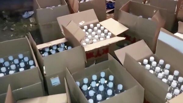 Коробки с суррогатным алкоголем, которым отравились люди в Оренбургской области. Кадр видео