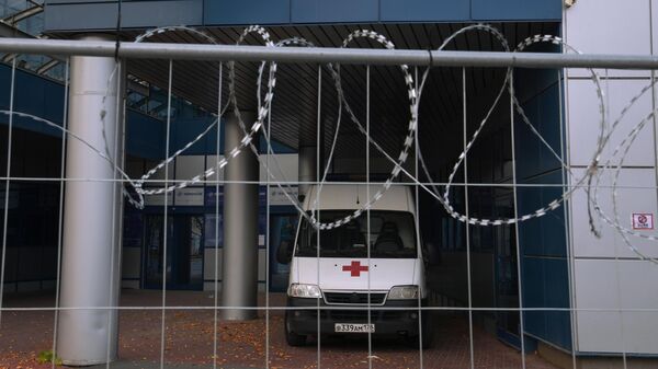 Автомобиль скорой помощи у павильона № 7 выставочного комплекса Ленэкспо в Санкт-Петербурге, открывшегося для приема пациентов с коронавирусом
