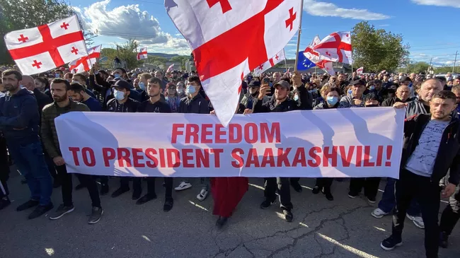 Участники митинга за освобождение арестованного бывшего президента Грузии Михаила Саакашвили у здания тюрьмы в Рустави