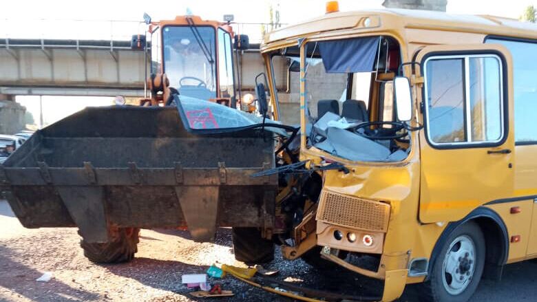 ДТП с участием автобуса и погрузчика в поселке Таловая Воронежской области - РИА Новости, 1920, 08.10.2021