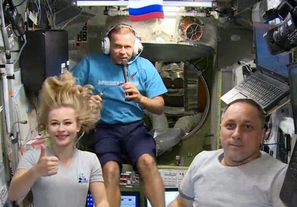 Актриса Юлия Пересильд, режиссер Клим Шипенко и космонавт Антон Шкаплеров на Международной космической станции Актриса Юлия Пересильд, режиссер Клим Шипенко и космонавт Антон Шкаплеров на Международной космической станции - РИА Новости, 1920, 27.10.2025