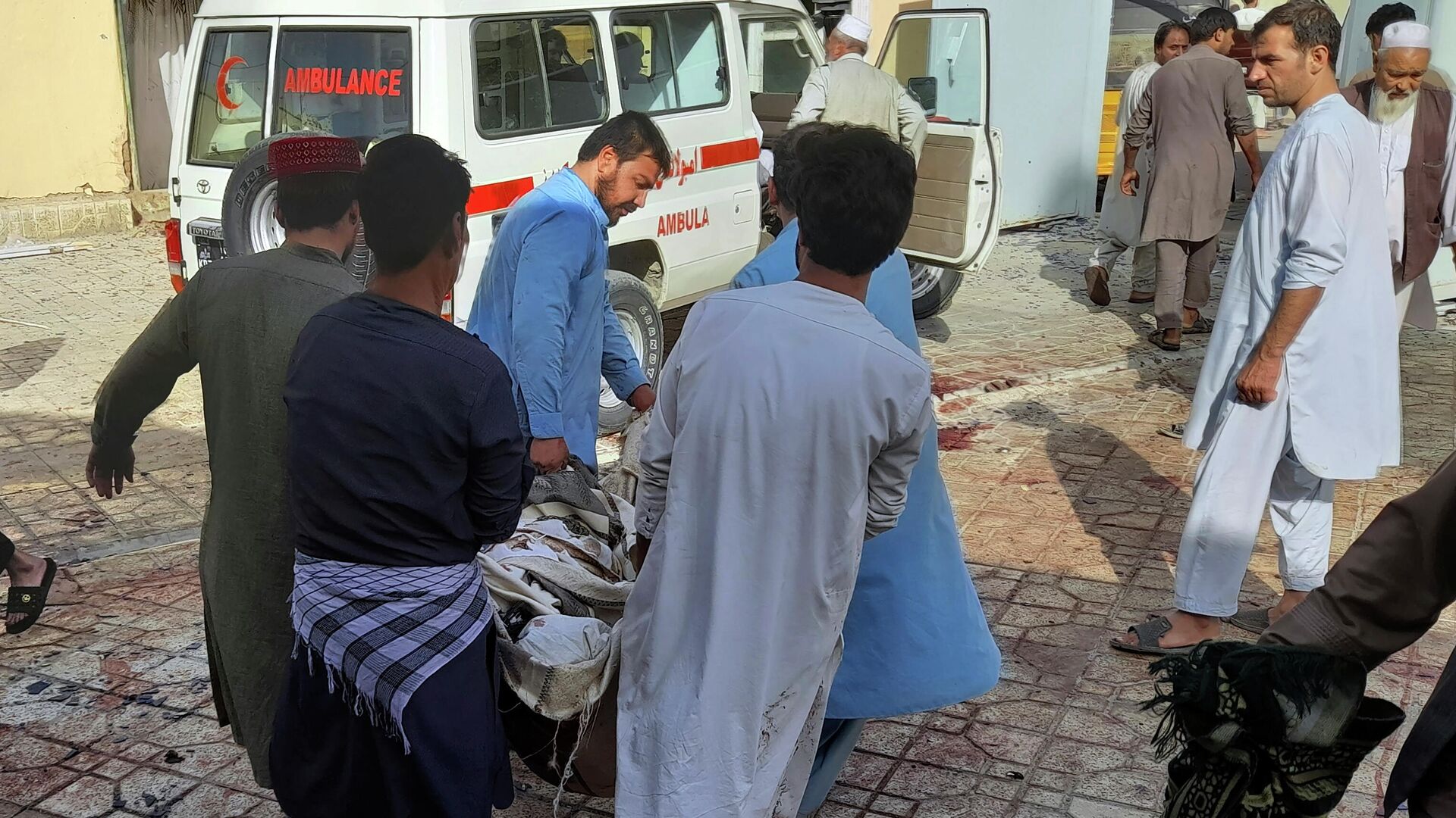 Медики переносят пострадавшего в результате взрыва в мечети в афганской провинции Кундуз  - РИА Новости, 1920, 09.10.2021
