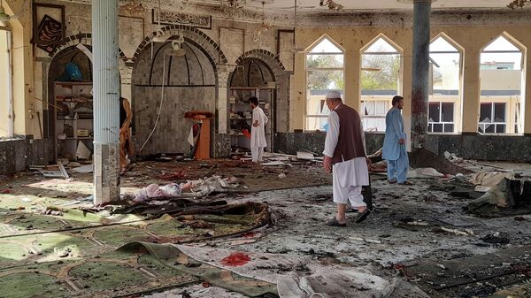 Место взрыва в мечети в афганской провинции Кундуз